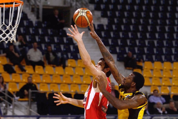 aris-olympiakosbasketkipello2011