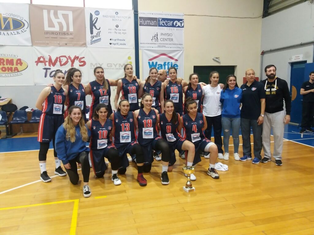 Πρωταθλήτριες Κουζούκα και Χατζηνικολάου με τις νεανίδες του Πρωτέα Βούλας