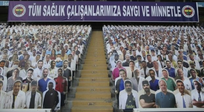 Ομοιώματα γιατρών και νοσηλευτών στο γήπεδο της Φενέρμπαχτσε