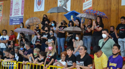 Διαμαρτυρία με πανό και ομπρέλες… (pics)