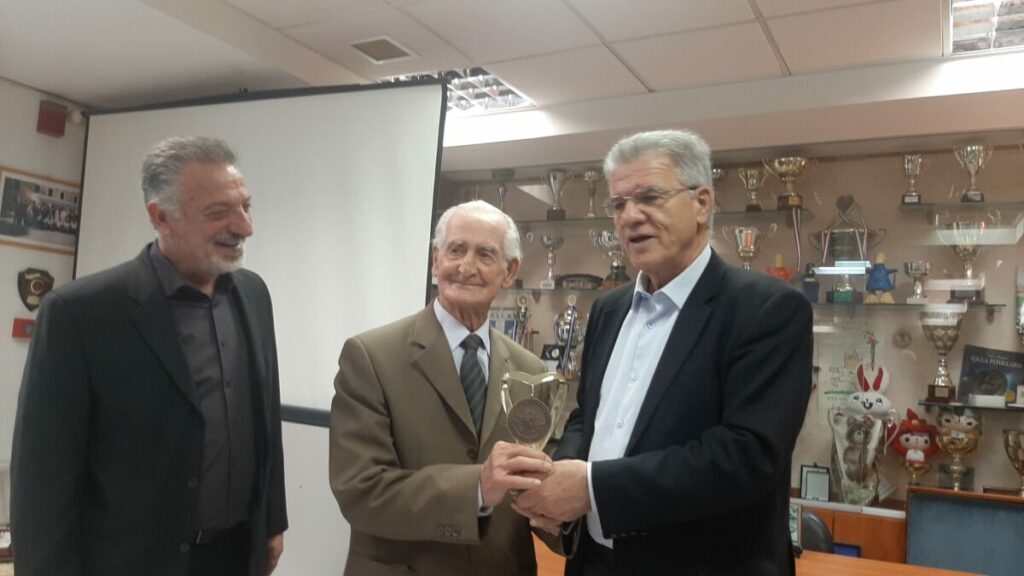 OEBAΣ: Τιμήθηκαν οι «χρυσοί» βετεράνοι