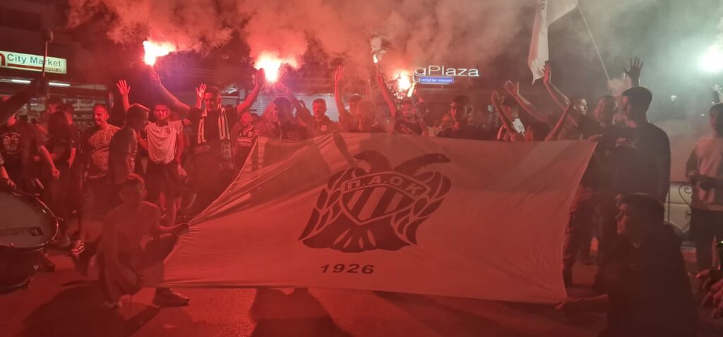 Πορεία, πανηγυρισμοί και συνθήματα στα «δελφίνια» απ’ τους φίλους του ΠΑΟΚ στην Κω για τον τίτλο