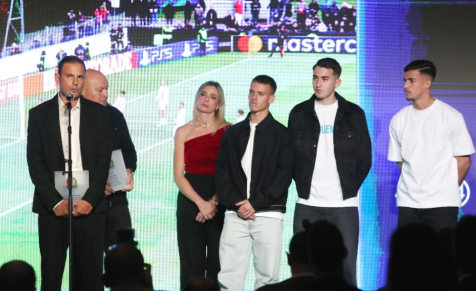 Βράβευση του Σωτήρη Συλαϊδόπουλου και της Κ19 του Ολυμπιακού για την κατάκτηση του Youth League