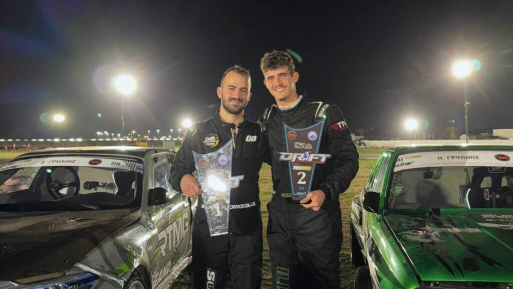 «Show και τίτλος! Ο Σταύρος Γρύλλης πρωταθλητής Ελλάδας — Ο αδερφός του Ηλίας δίπλα του στο βάθρο»